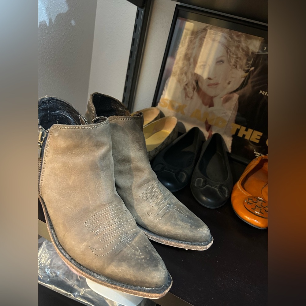 Allen’s, Austin TX
Leather Western Shoe Boot Size 8 - Picture 6 of 8
